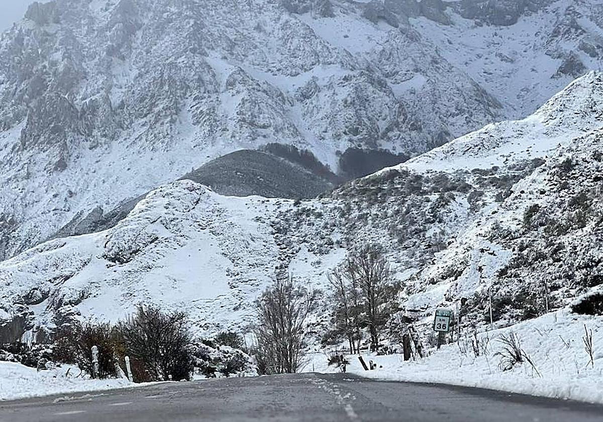 Nevada en una carretera leonesa.