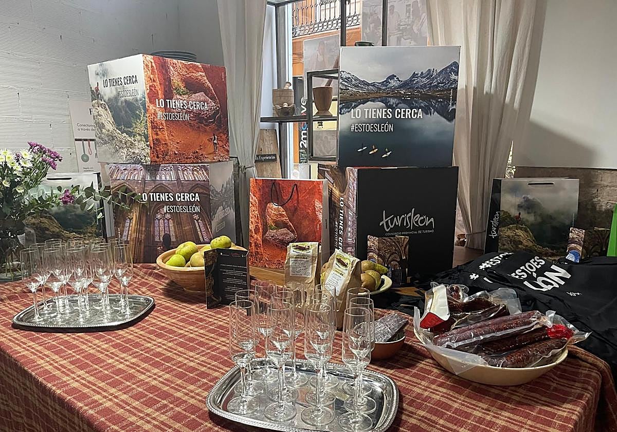 Imagen principal - La gastronomía leonesa se luce en Valencia para agencias, blogueros y prensa