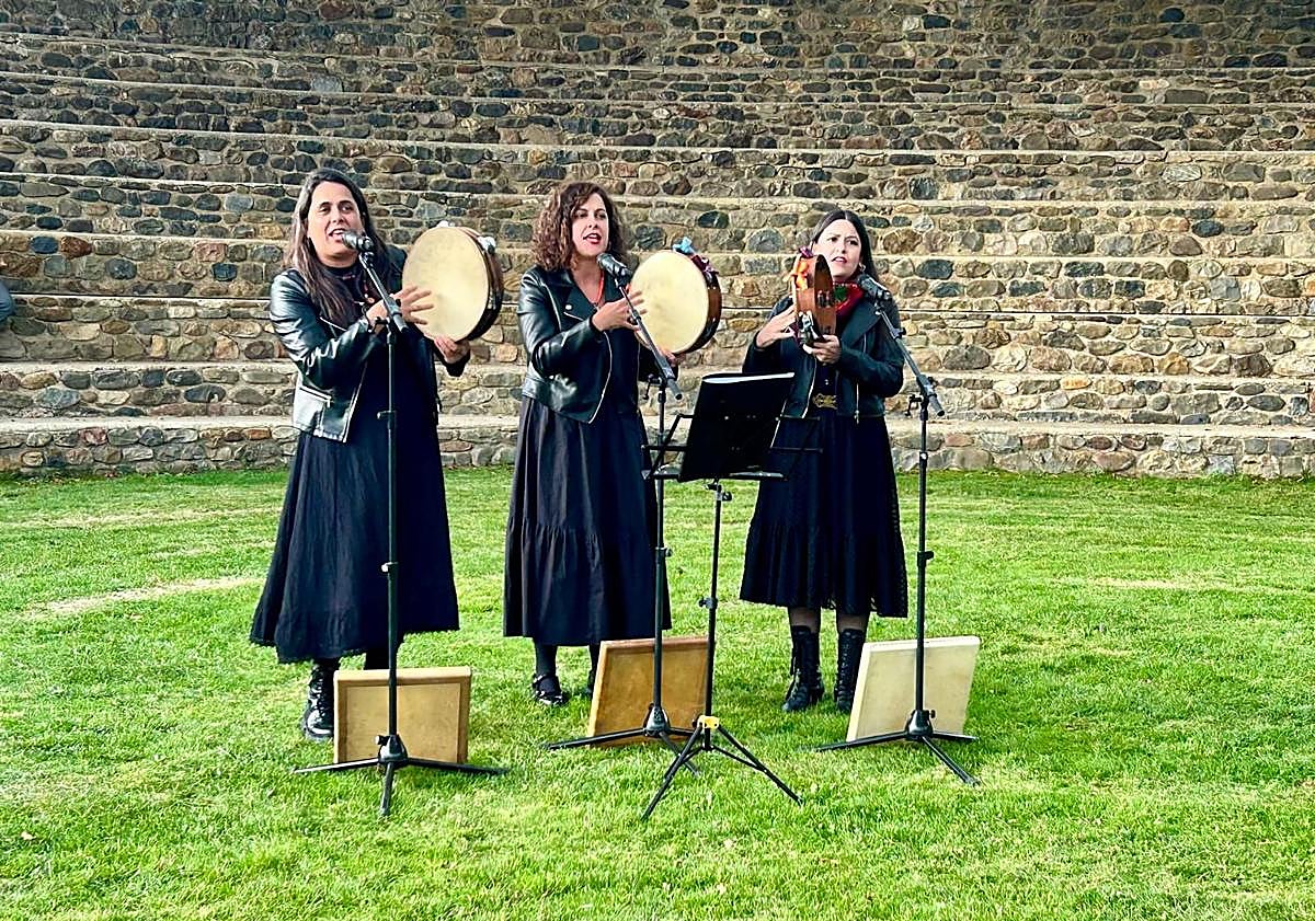 Imagen principal - El ILC reconoce en el luchódromo de Riaño a cinco destacados creadores de León