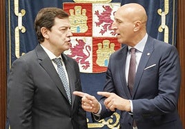 El presidente de la Junta, Alfonso Fernández Mañueco, y el alcalde de León, Jose Antonio Díez, en la sede del Gobierno regional en Valladolid este 24 de octubre.