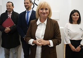 La consejera de Industria, Comercio y Empleo, Leticia García (C), durante su visita al centro estético Sandra Salgueiro de Ponferrada, beneficiario del programa al emprendimiento de Transición Justa.