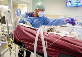 Un médico atiende a un paciente en el Hospital de León.