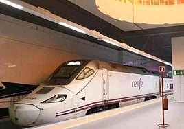 Un tren en la estación ferroviaria de León.