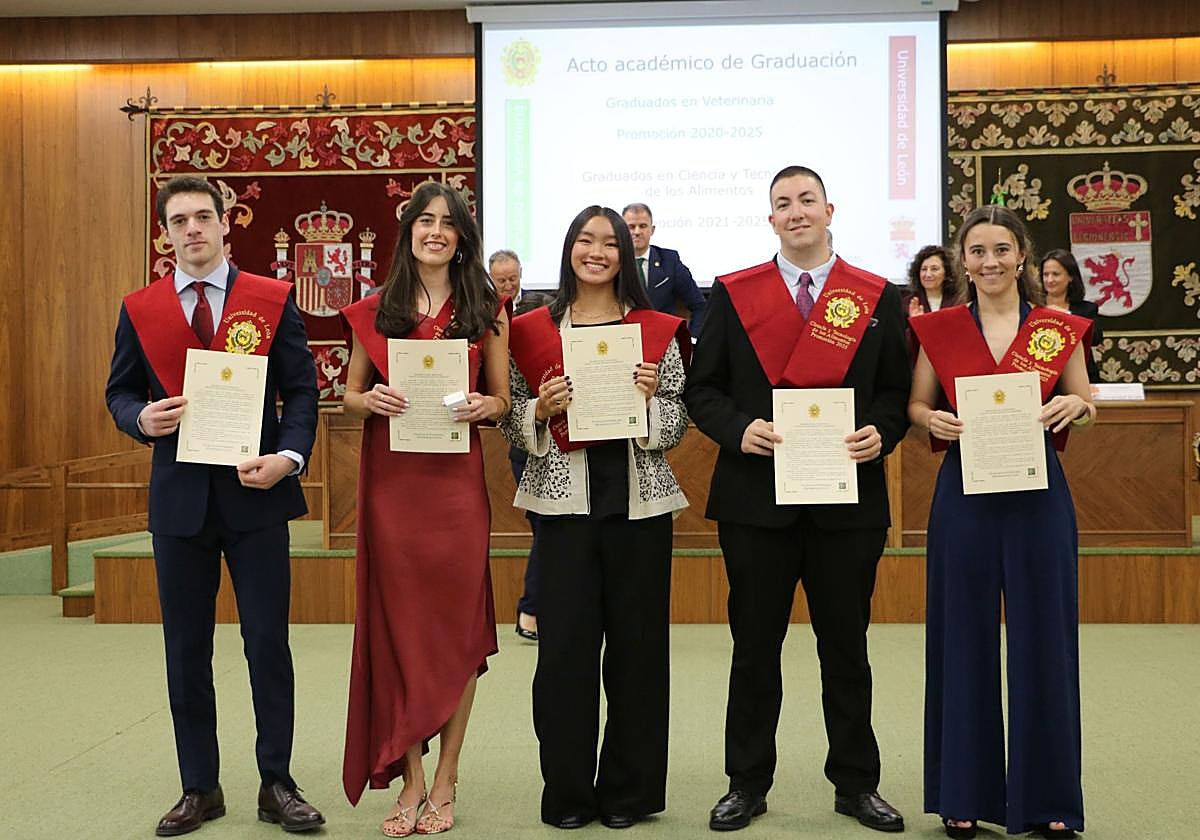 Estudiantes de la ULE con su diploma.
