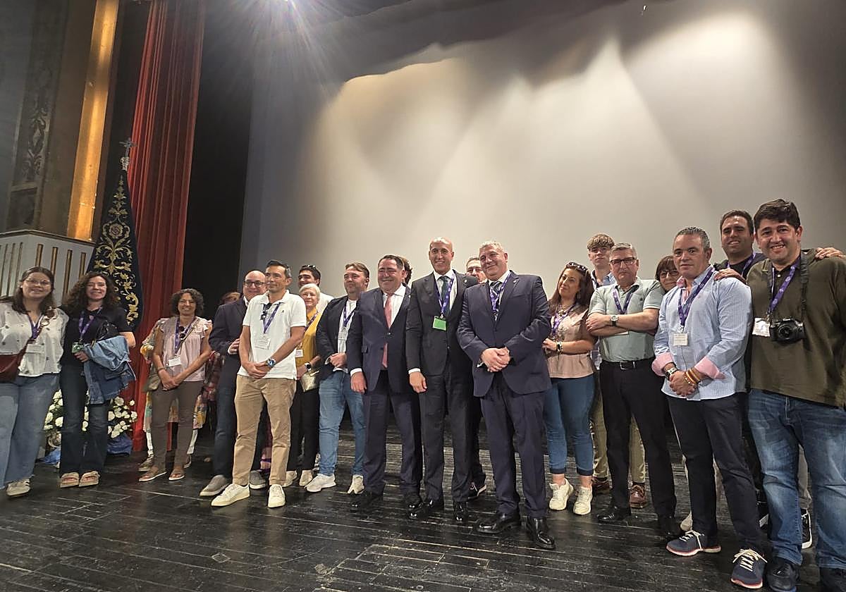 Foto de familia del XI Congreso Nacional de Cofradías y Hermandades de la Virgen de las Angustias en Ayamonte.