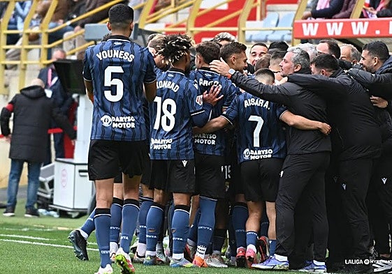 Los jugadores del Ceuta celebran el gol en el banquillo.