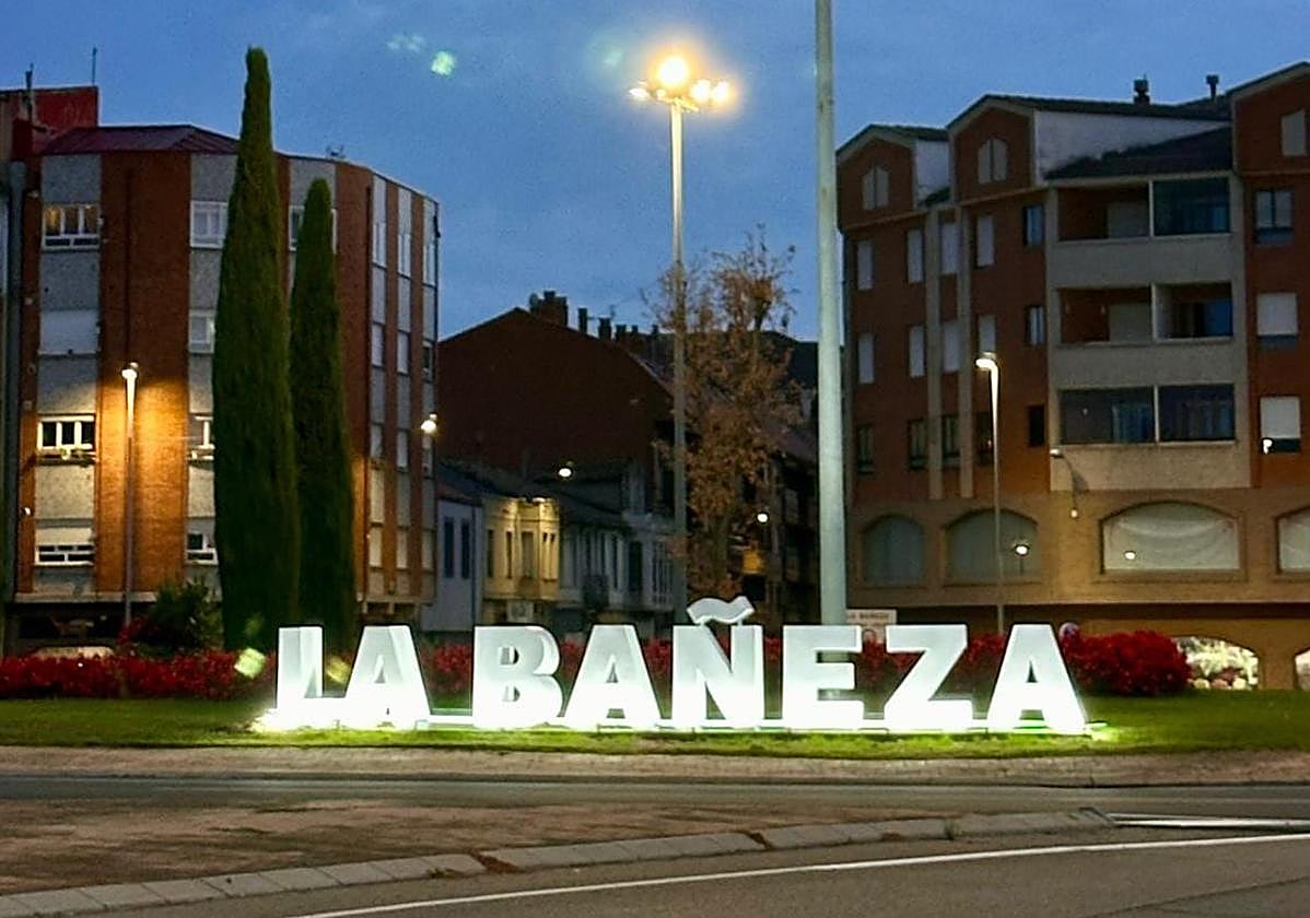 Rotonda con letras iluminadas.