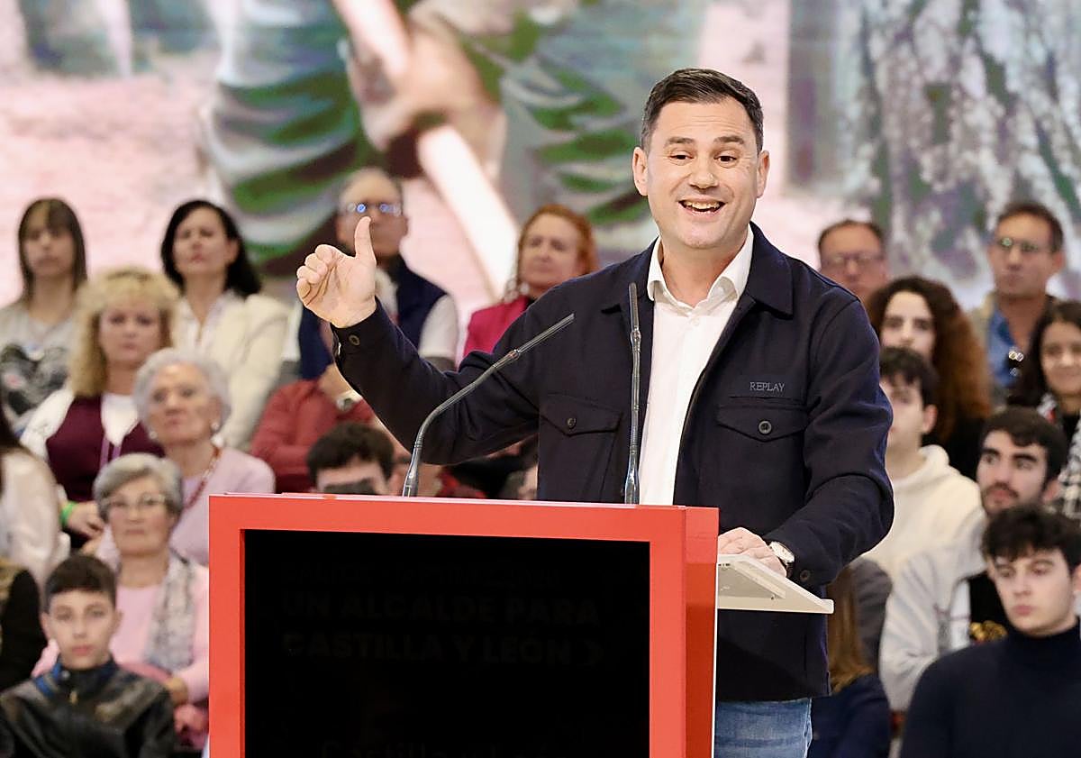 Imagen principal - Rubio y Cendón intervienen; Martínez y Sánchez sonríen en primera fila.