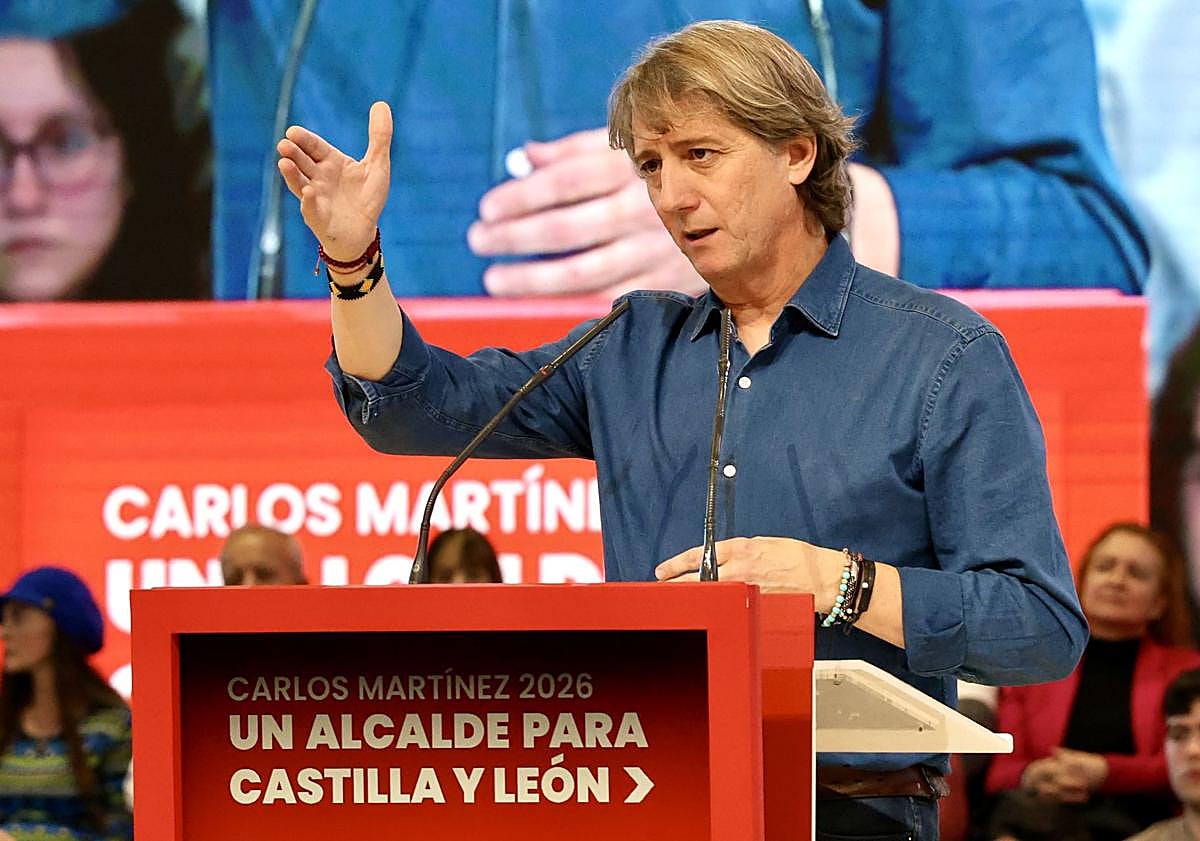 Imagen principal - Carlos Martínez intervierne en el acto del PSOE en León.