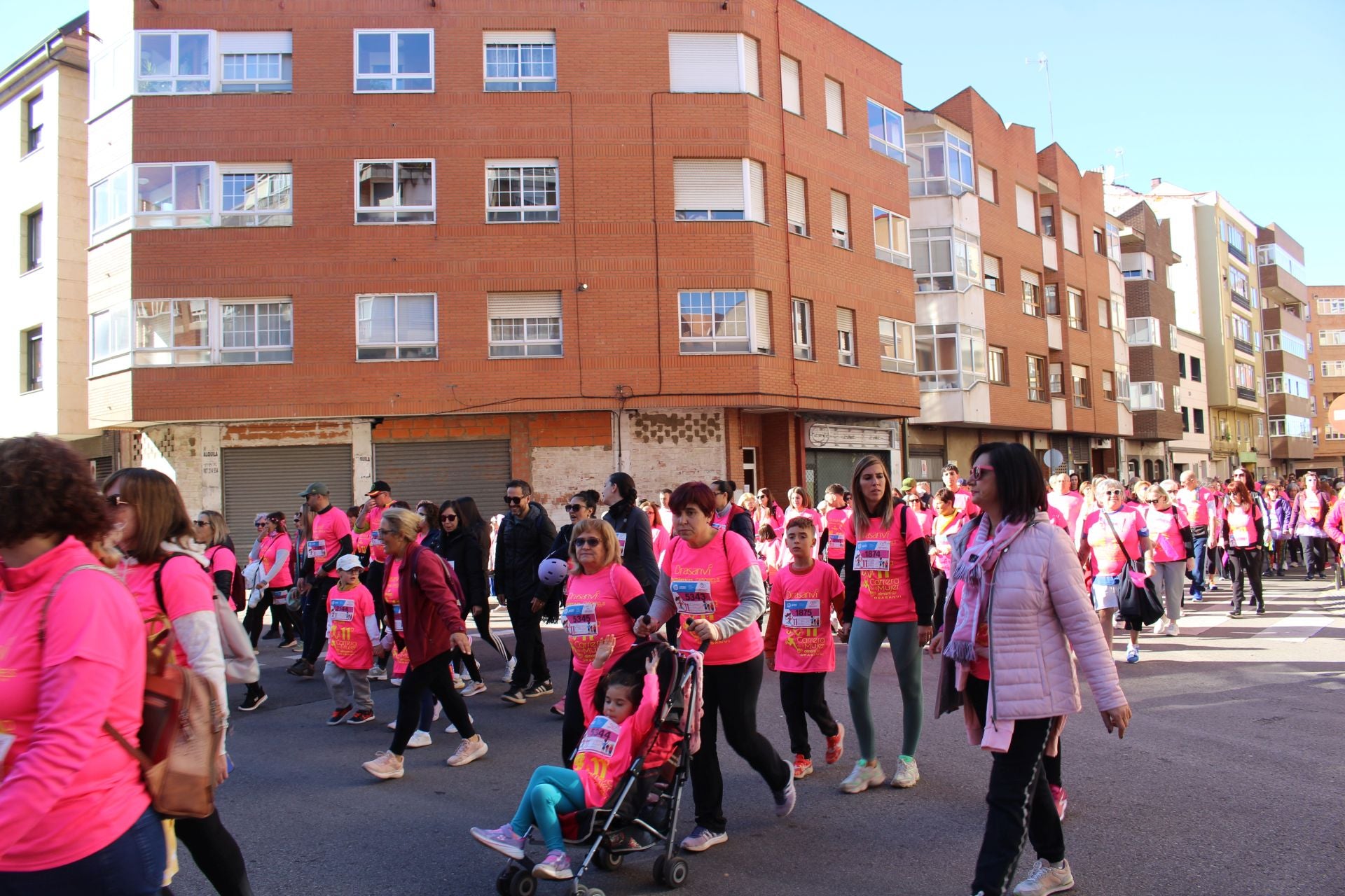 Las imágenes de las participantes en la Carrera de la Mujer en León 2025