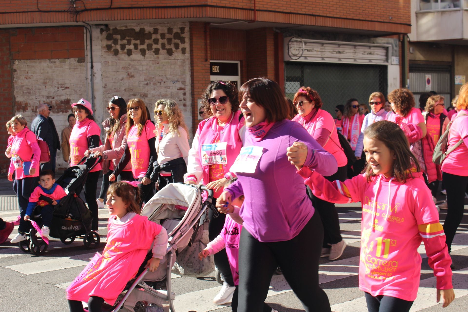 Las imágenes de las participantes en la Carrera de la Mujer en León 2025