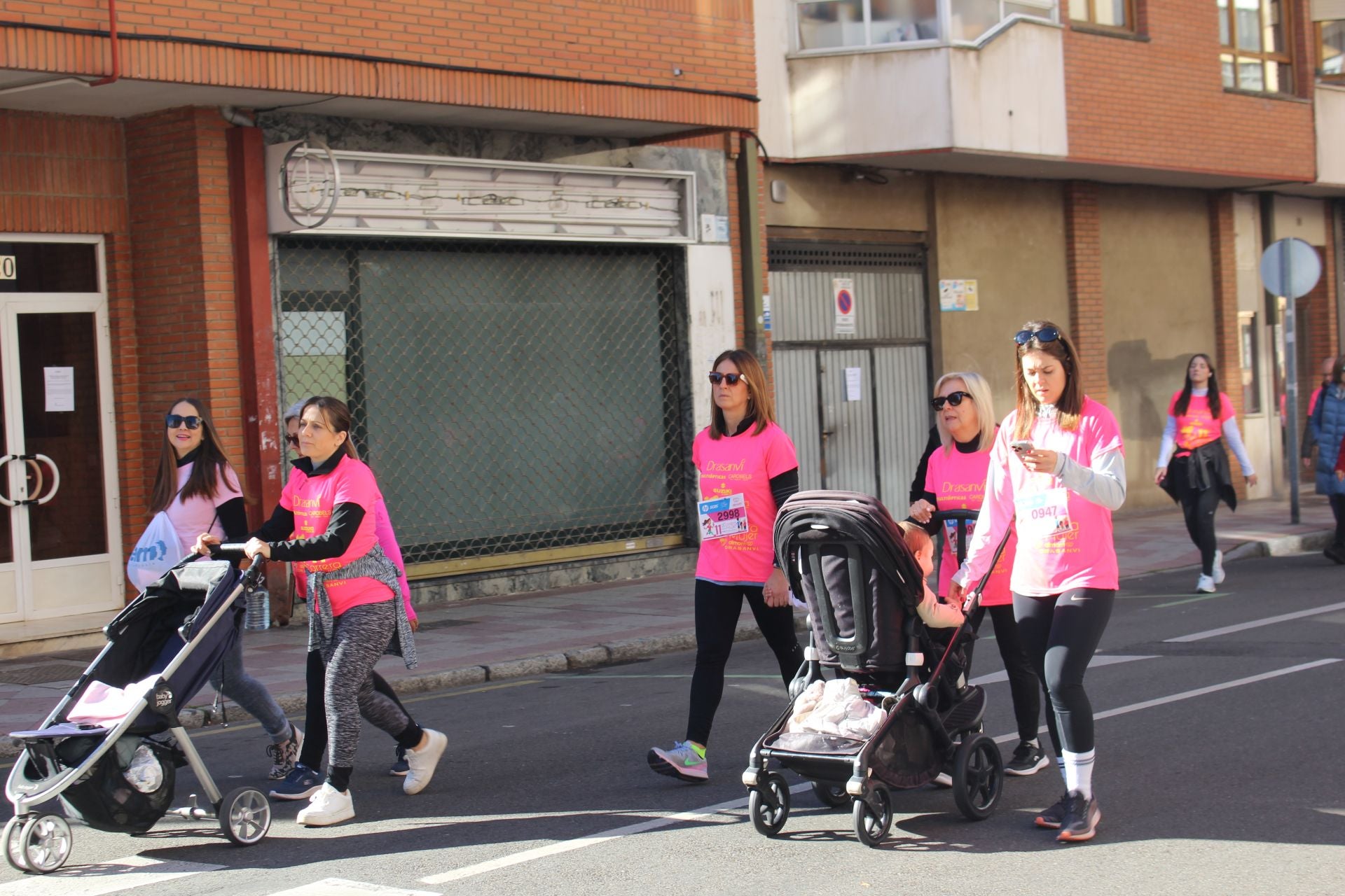 Las imágenes de las participantes en la Carrera de la Mujer en León 2025