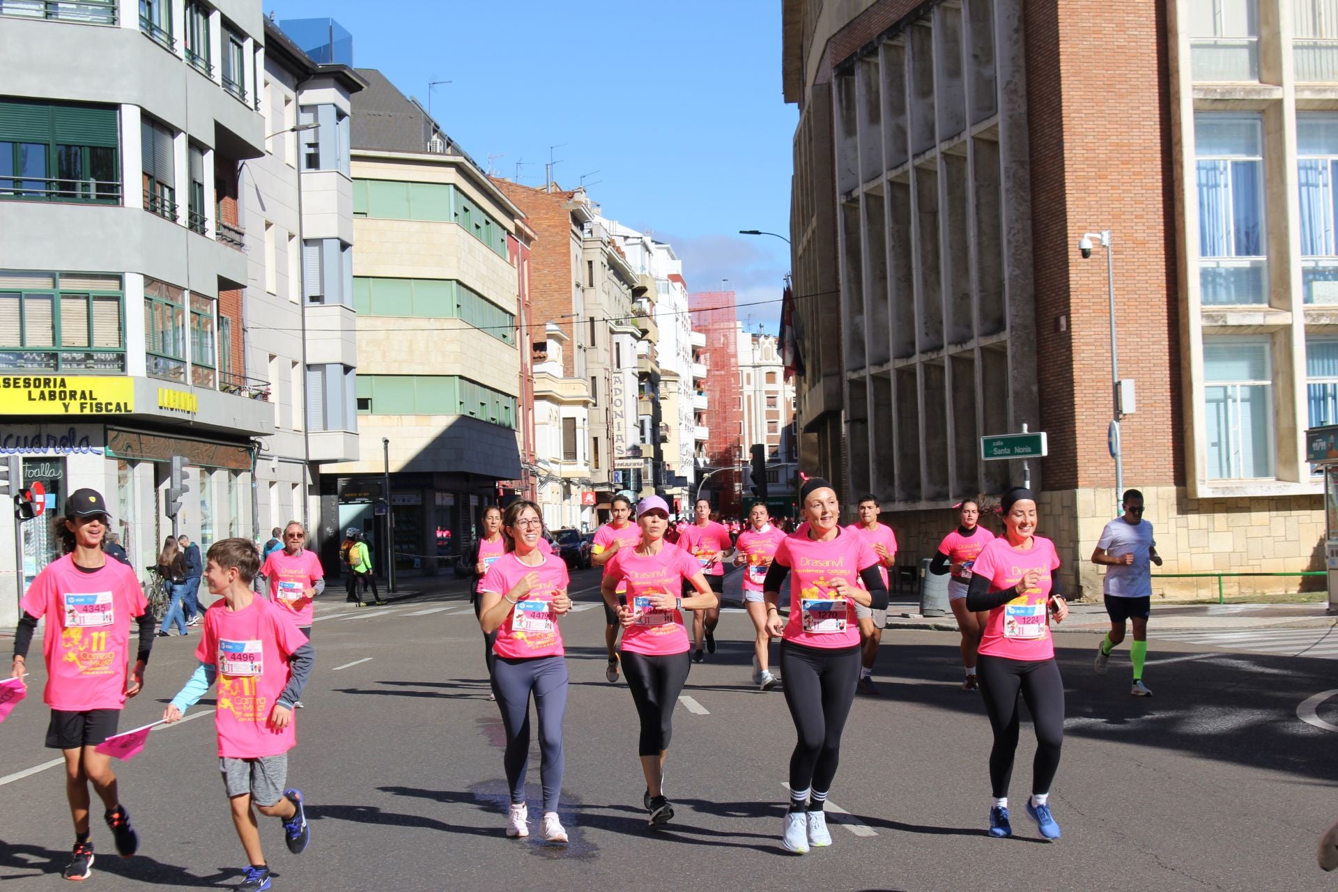 Las imágenes de las participantes en la Carrera de la Mujer en León 2025