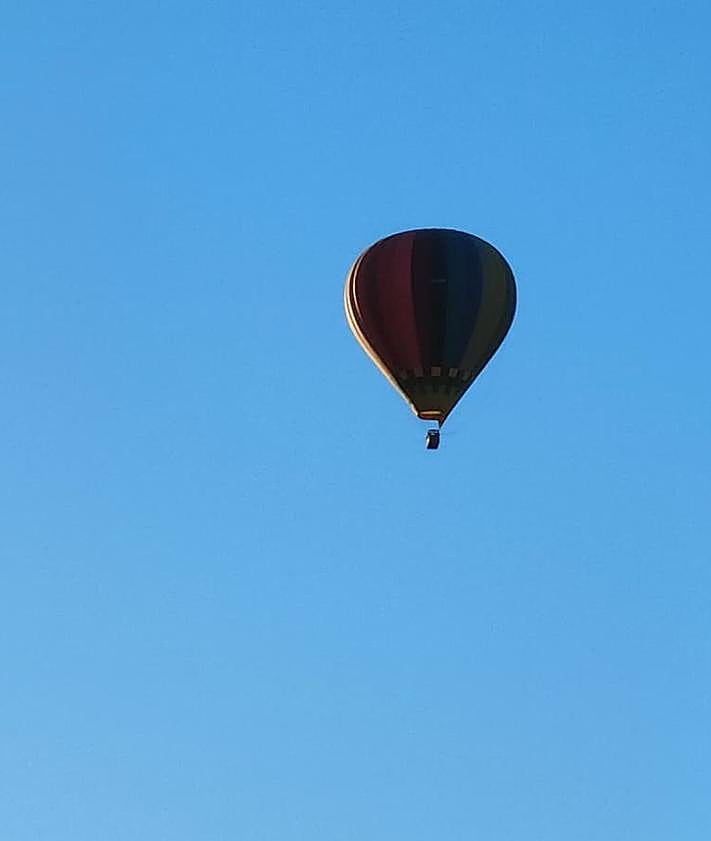 Imagen secundaria 2 - Los globos vistos desde distintos puntos de la ciudad.