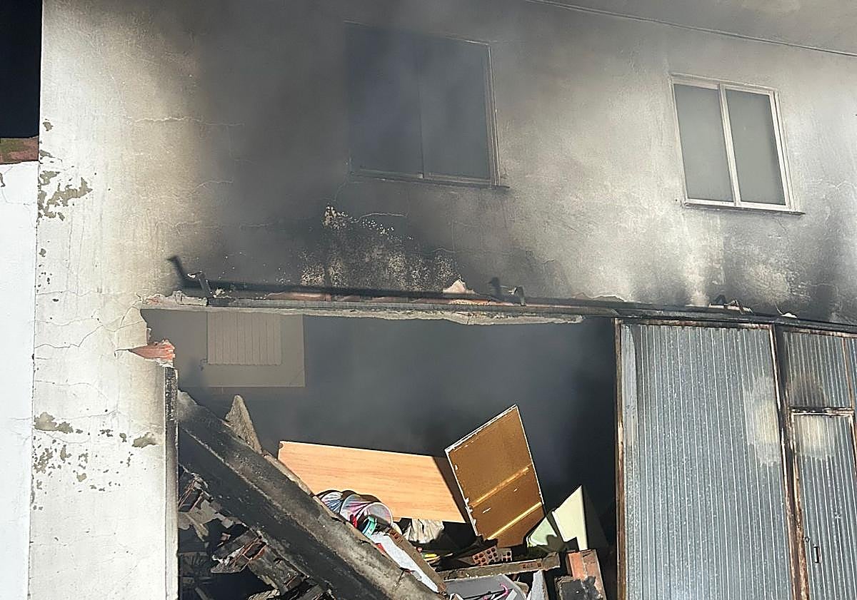 Imagen principal - Más imágenes del incendio de la vivienda en Valderilla de Torío.