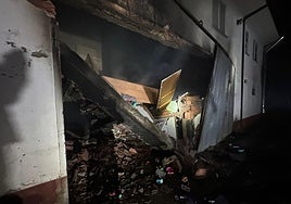 Estado en el que ha quedado parte de la casa incendiada en Valderilla de Torío.