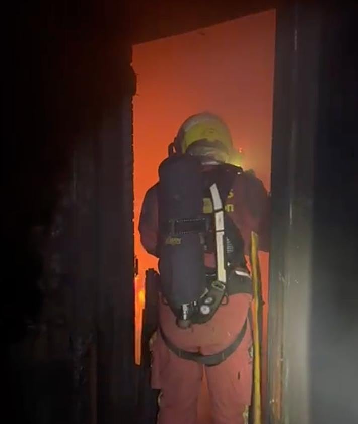 Imagen secundaria 2 - Más imágenes del incendio de la vivienda en Valderilla de Torío.