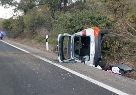 Imagen del coche volcado en Crémenes.