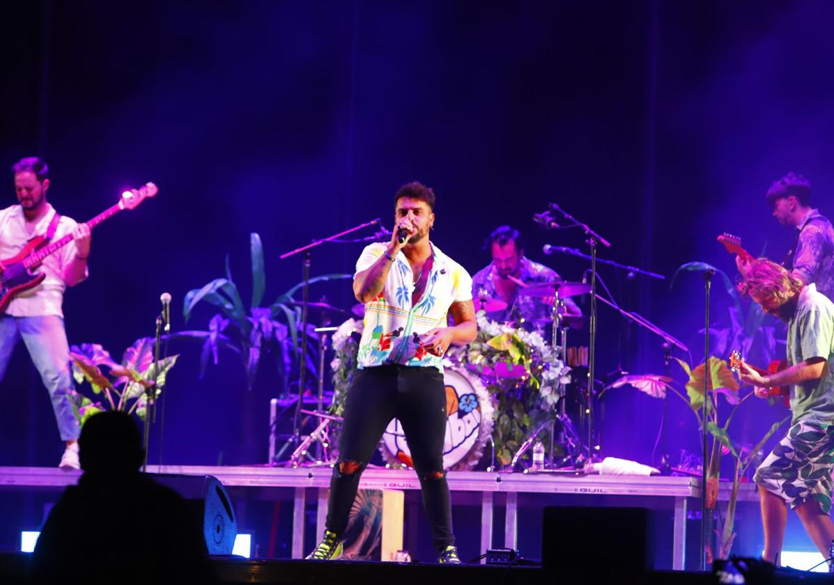 Concierto de Bombai en la calle Cantabria durante las fiestas patronales de la Virgen de Altamira.