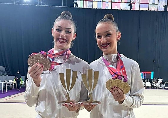 Andrea Fernández y Andrea Corral posando con los trofeos