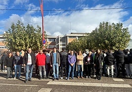 Profesores del centro de San Andrés del Rabanedo frente al instituto apoyando una protestas de sus alumnos.