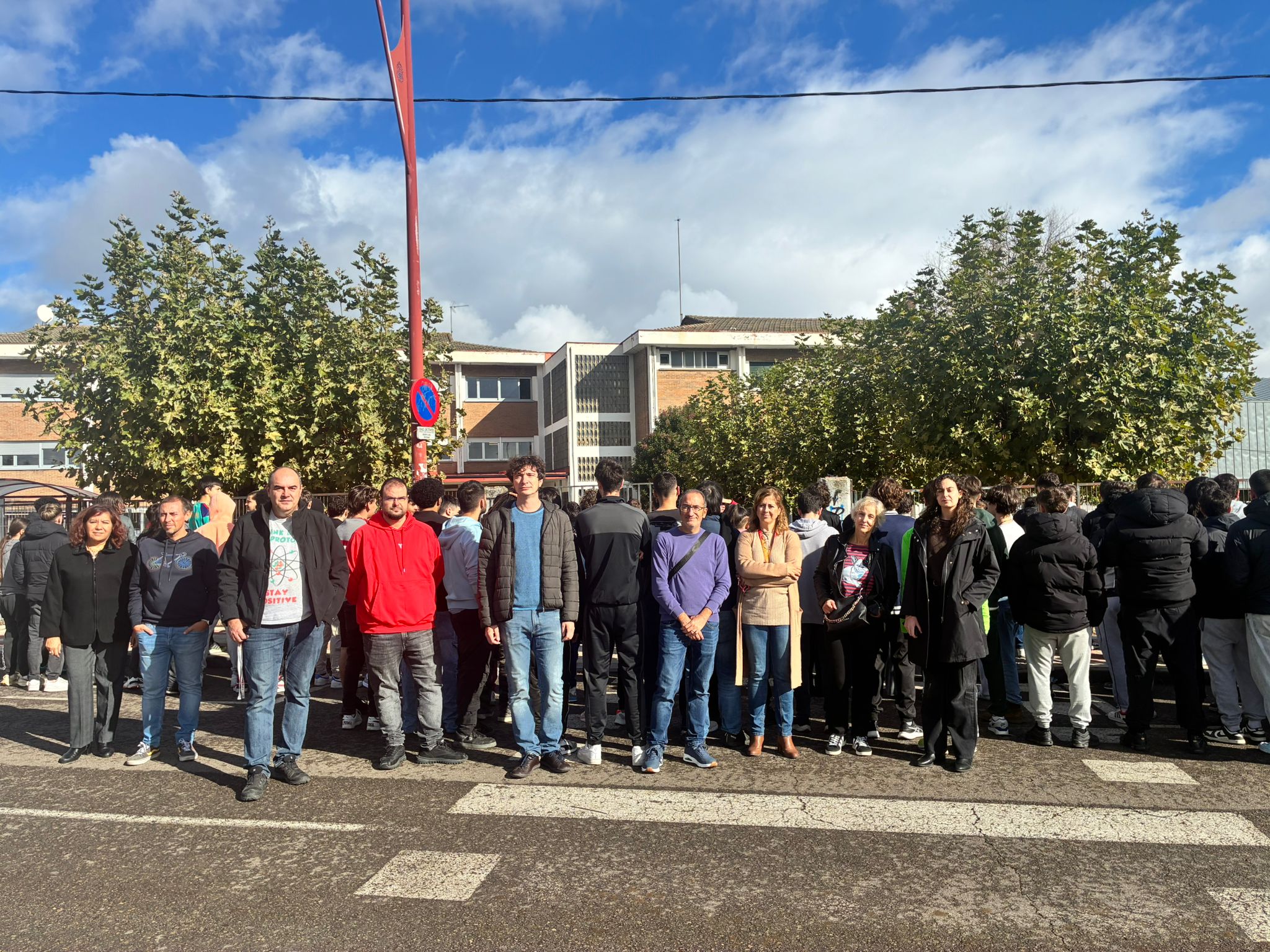 Profesores del centro de San Andrés del Rabanedo frente al instituto apoyando una protestas de sus alumnos.