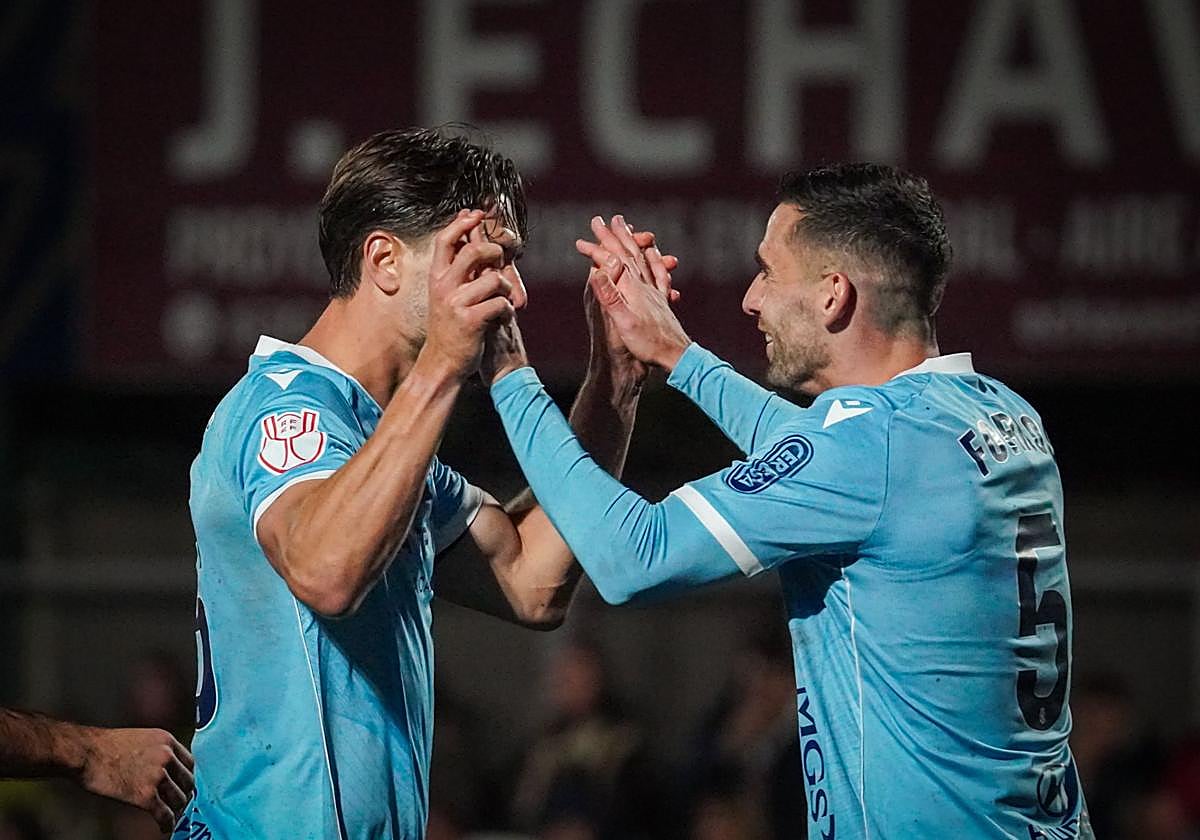 Tomás Ribeiro celebra el gol junto a Quique Fornos.
