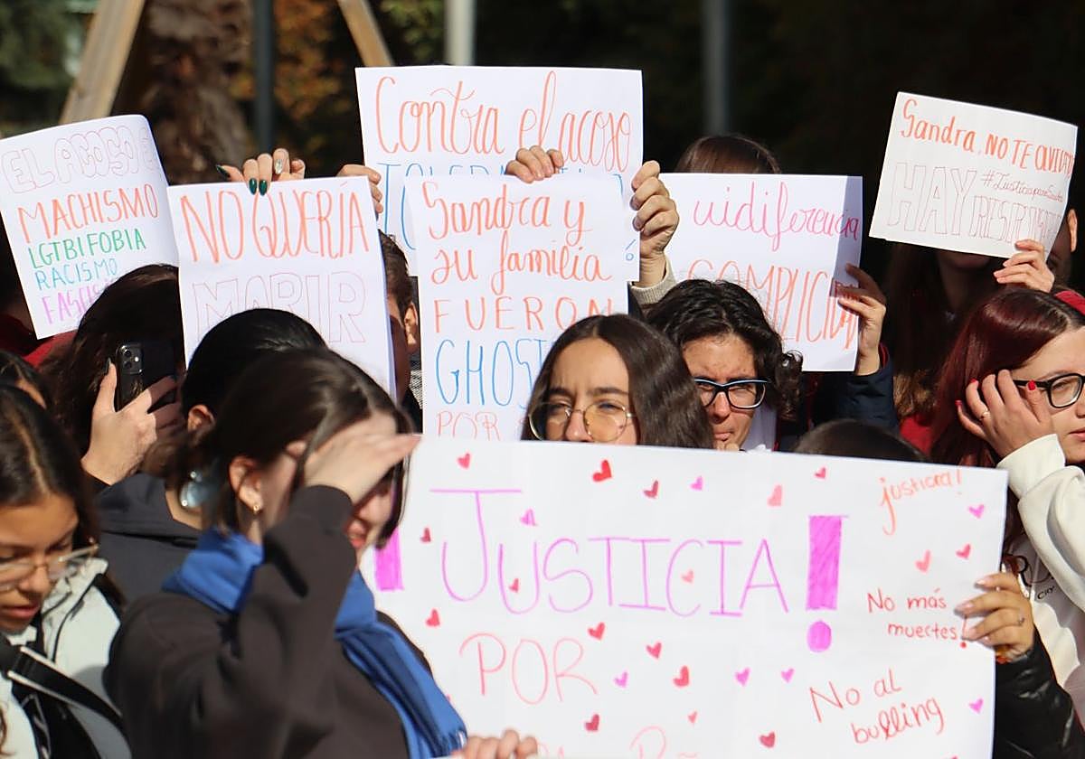 Varias pancartas presentes en la movilización.