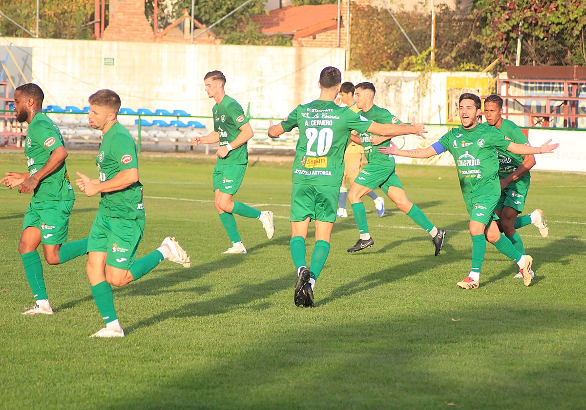 Imagen principal - Momentos partidos Atlético Astorga
