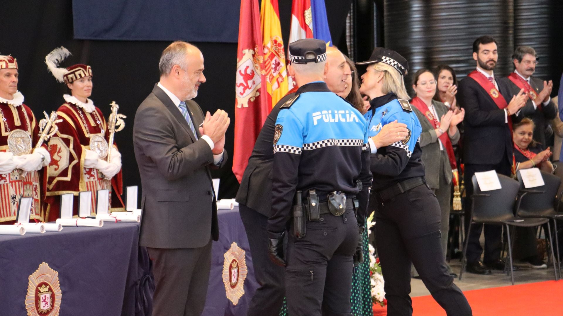 Las imágenes del homenaje de León a la Policía Local