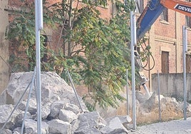 La máquina picadora deshace los cimientos.