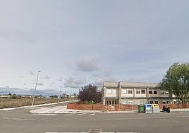 El Colegio de Educación Infantil y Primaria Los Adiles, entre las calles Remesón y Juan de Juni de Villaobispo.