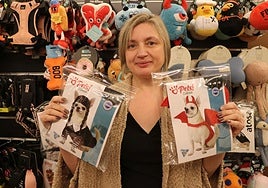 Laura Espinal con dos de los disfraces de Halloween para perros.