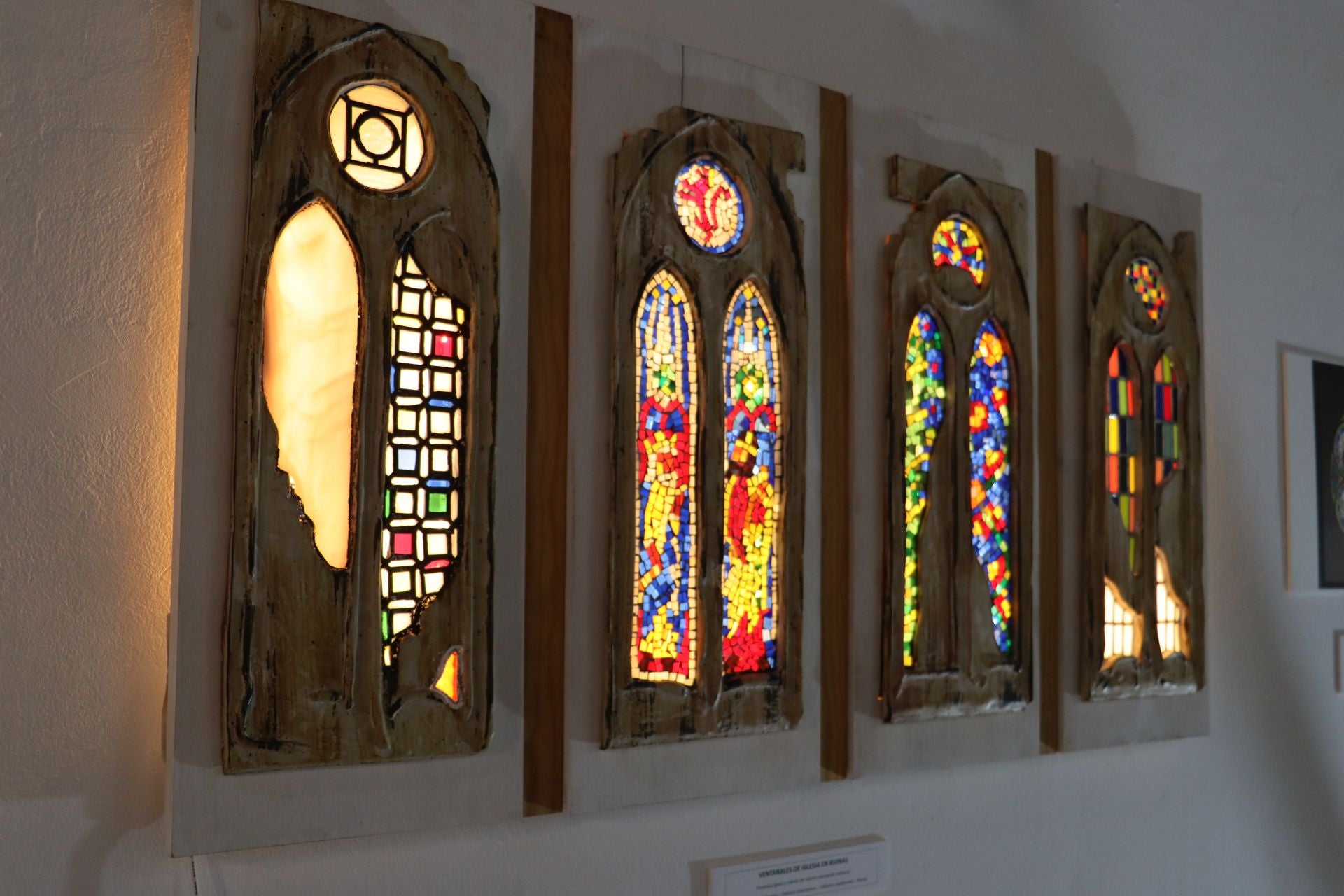 Las imágenes de la exposición del artista vidriero de León