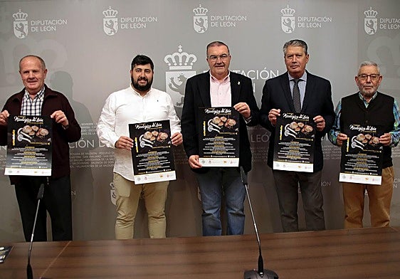 El vicepresidente de la Diputación de León, Roberto Aller, acompaña a los representantes de la Sociedad Micológica San Jorge en la presentación de la 51 Semana Micológica