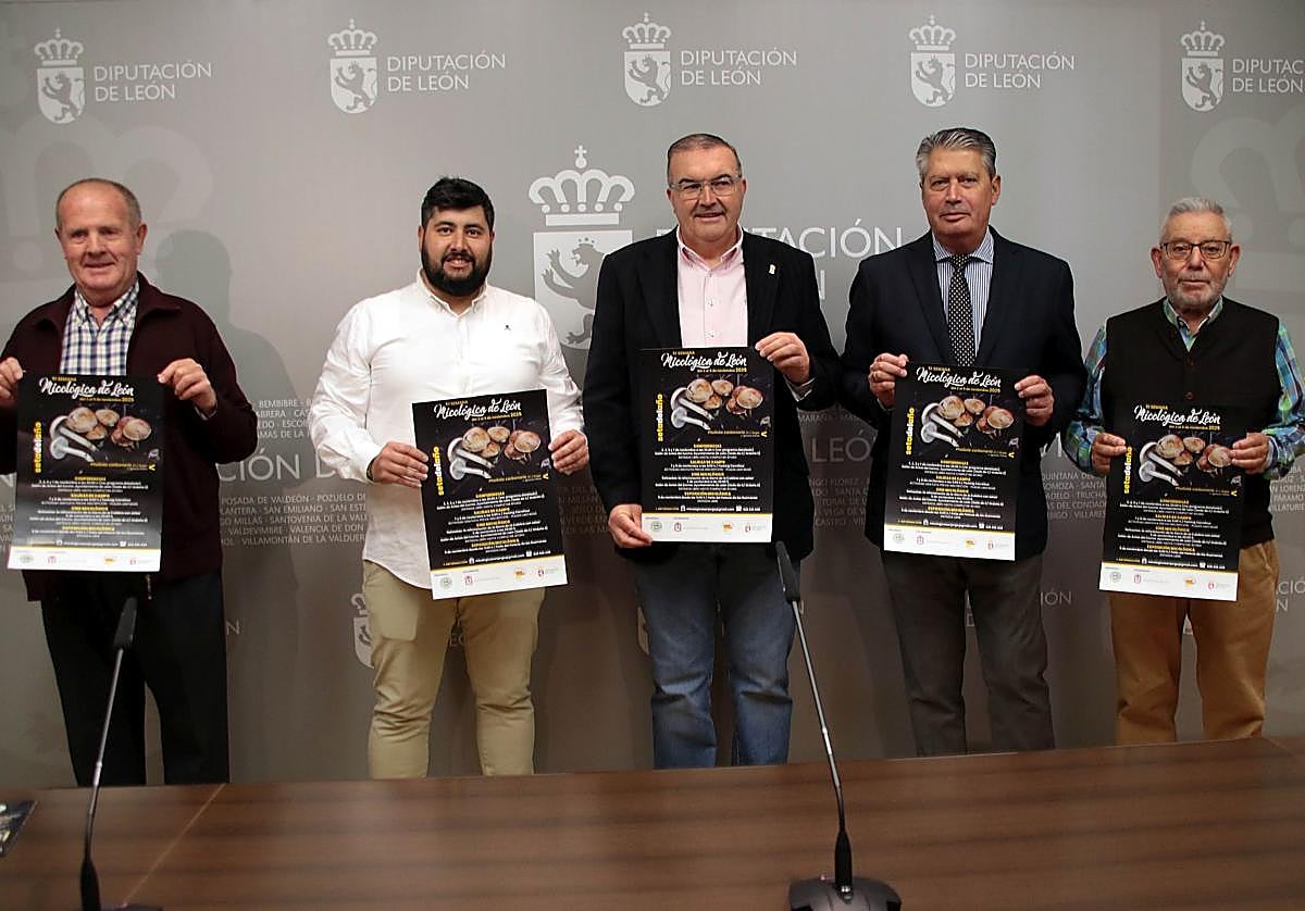 El vicepresidente de la Diputación de León, Roberto Aller, acompaña a los representantes de la Sociedad Micológica San Jorge en la presentación de la 51 Semana Micológica