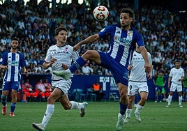 Chacón y Sibille pelean un balón en el derbi de la pasada temporada.