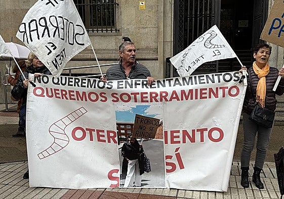 Concentración de la Plataforma por el Soterramiento en San Andrés frente a la subdelegación del Gobierno en León.