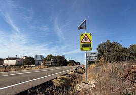 Imagen de la señalización vertical en un cruce en una carretera con titularidad de la Junta.