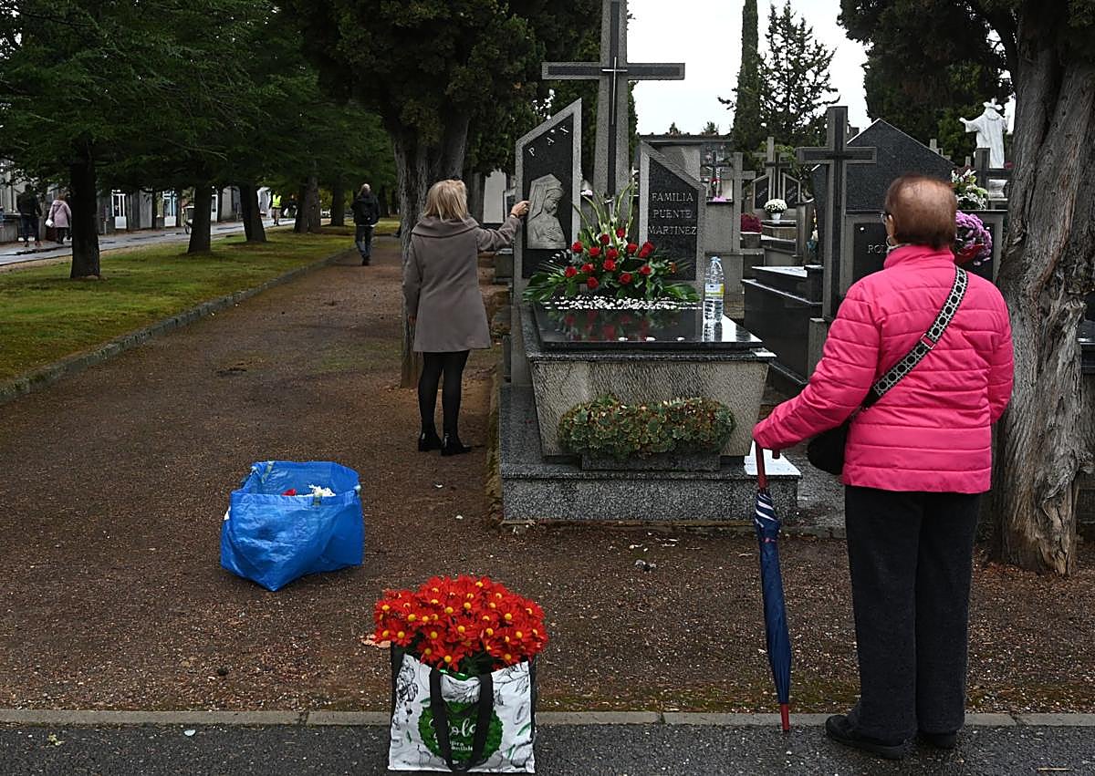 Imagen secundaria 1 - El cementerio de León por Todos los Santos.