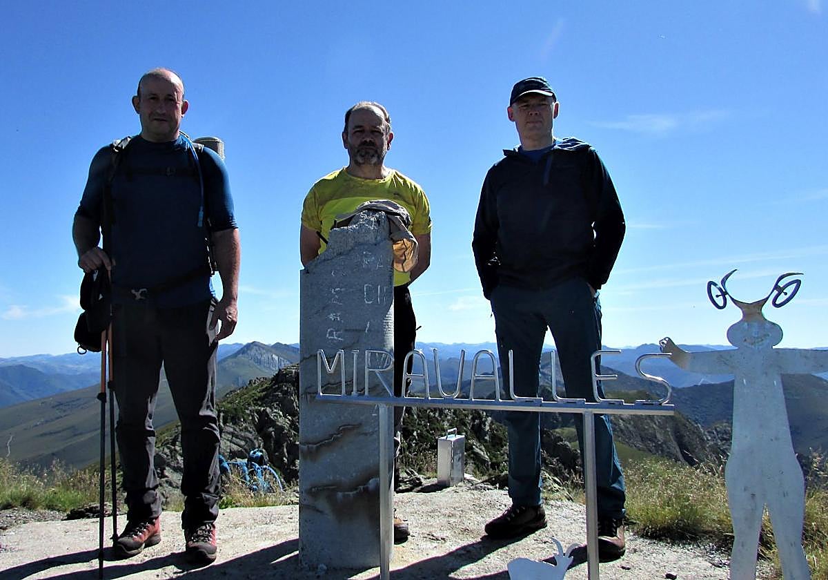 Un montañero leonés culmina el primer recorrido por la Cordillera Cantábrica de extremo a extremo, junto a otro aficionado de Lugo.