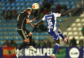 Frimpong disputa un balón aéreo.