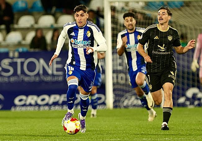 Borja Vázquez comanda un contragolpe de la Deportiva.