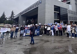 Concentración de los técnicos superiores sanitarios el pasado viernes en el Hospital de León.