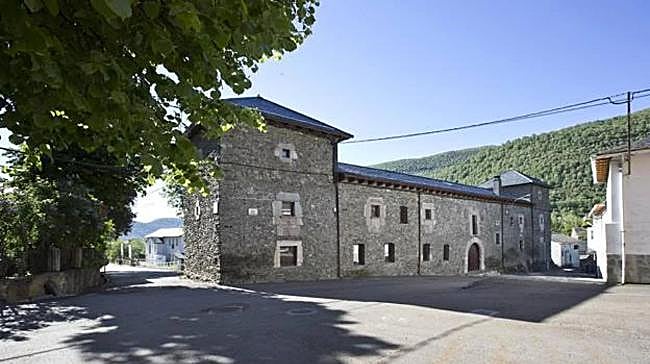 ¿A qué comarca pertenece el pueblo de Murias de Paredes?