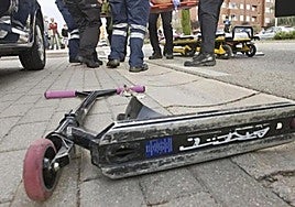 Imagen de archivo de un patinete en un accidente.