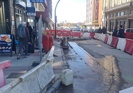 Peatones circulando en zona de acceso restringido.