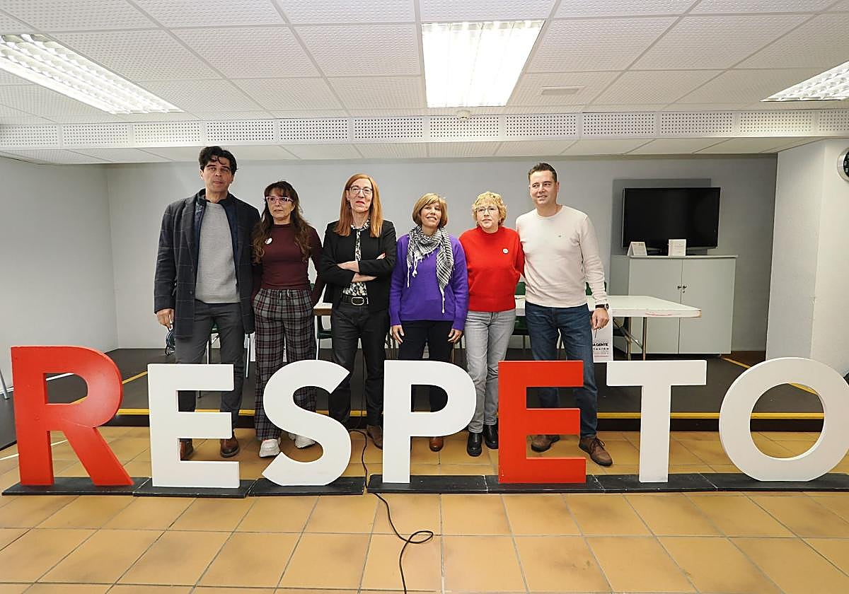 Las asociaciones y organizaciones del movimiento 'Respeto', integrado por CCOO, Movimiento Sumar, Izquierda Unida, PSOE, STECYL, Podemos y CAVECAL, presentan el manifiesto de la movilización 'Por nuestra tierra, nuestros montes, nuestros pueblos, nuestra gente, por Castilla y León'.