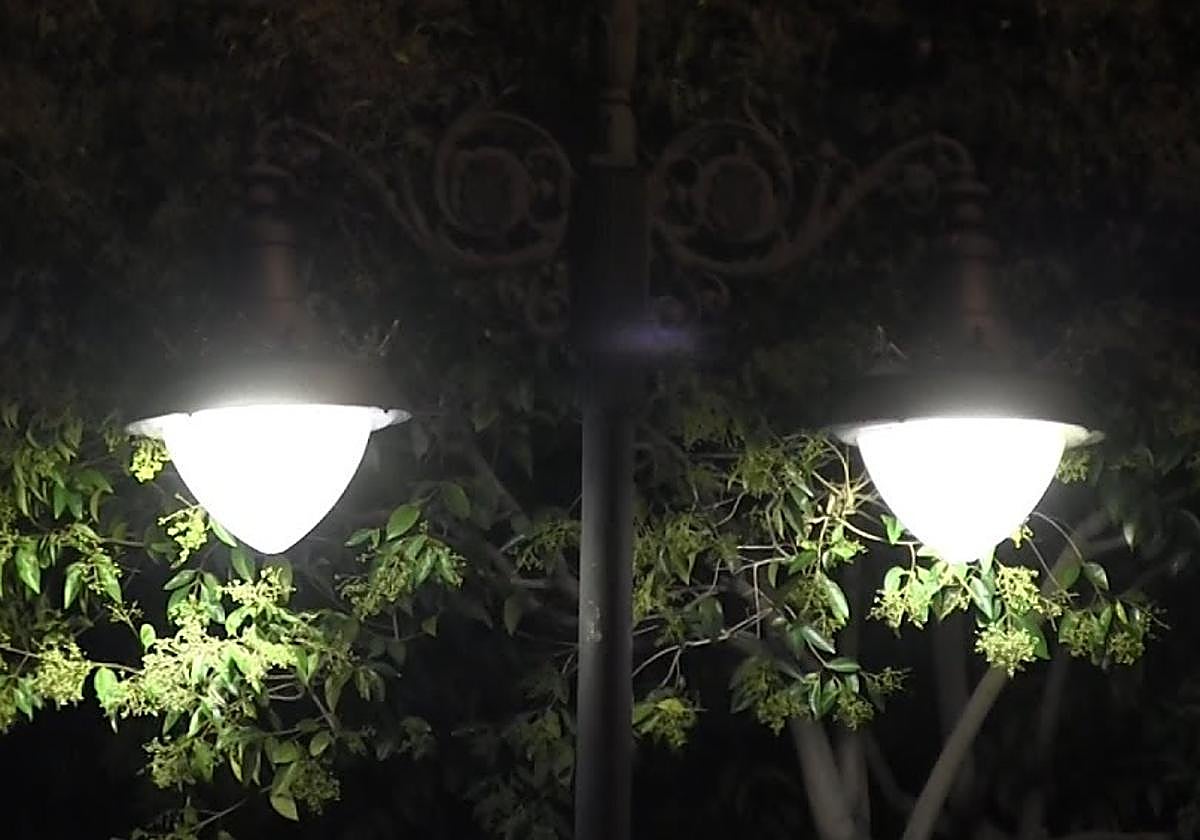 Imagen de archivo de farolas con luces LED.