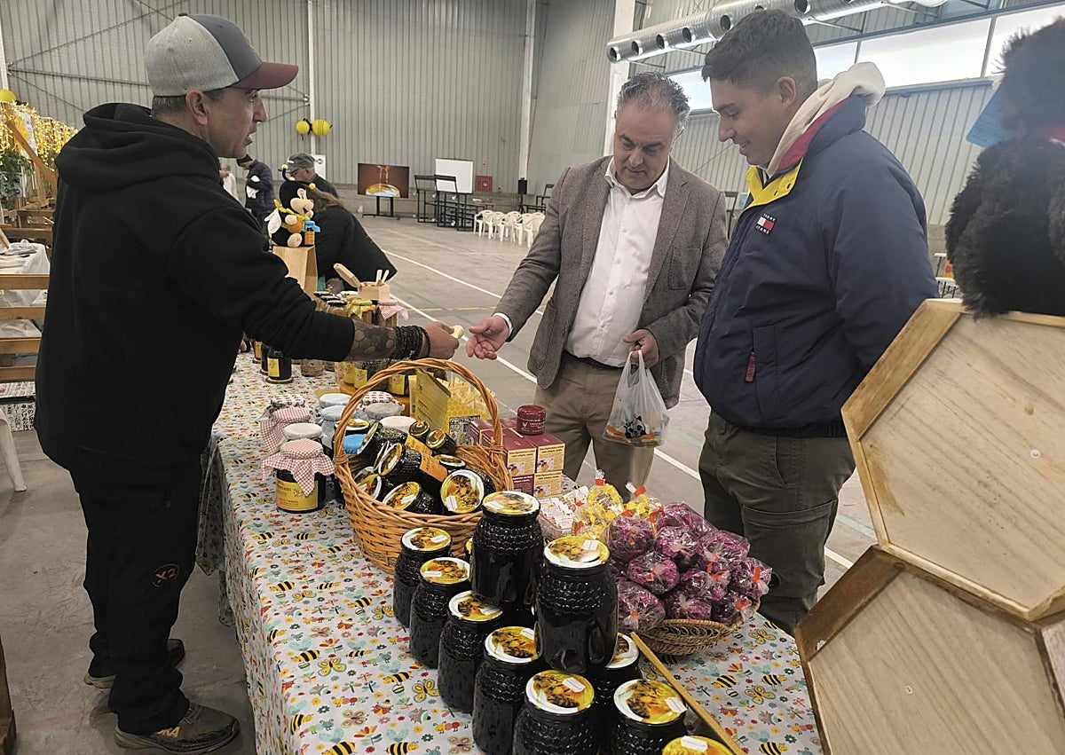 Imagen secundaria 1 - Diferentes stands y talleres se dieron cita en Apiastur